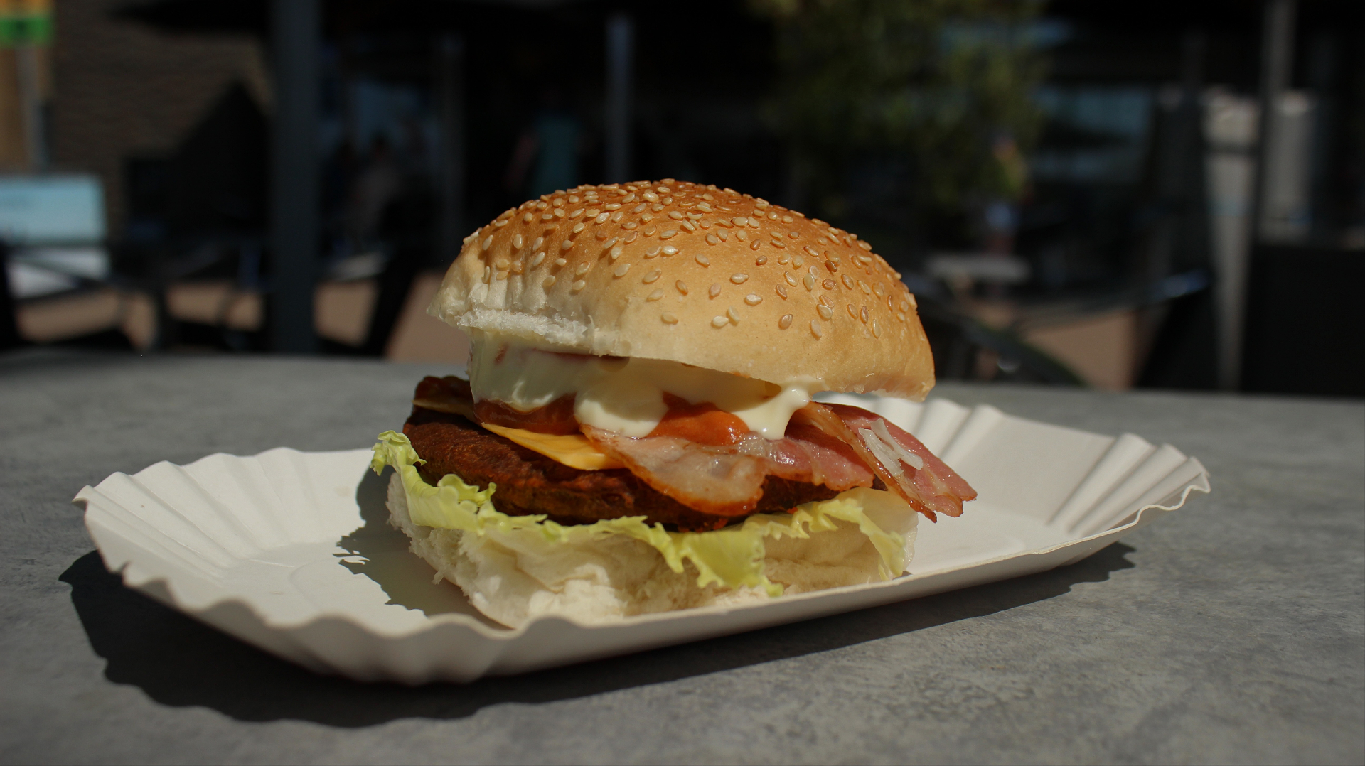 Bacon cheese burger van Cafetaria Koko