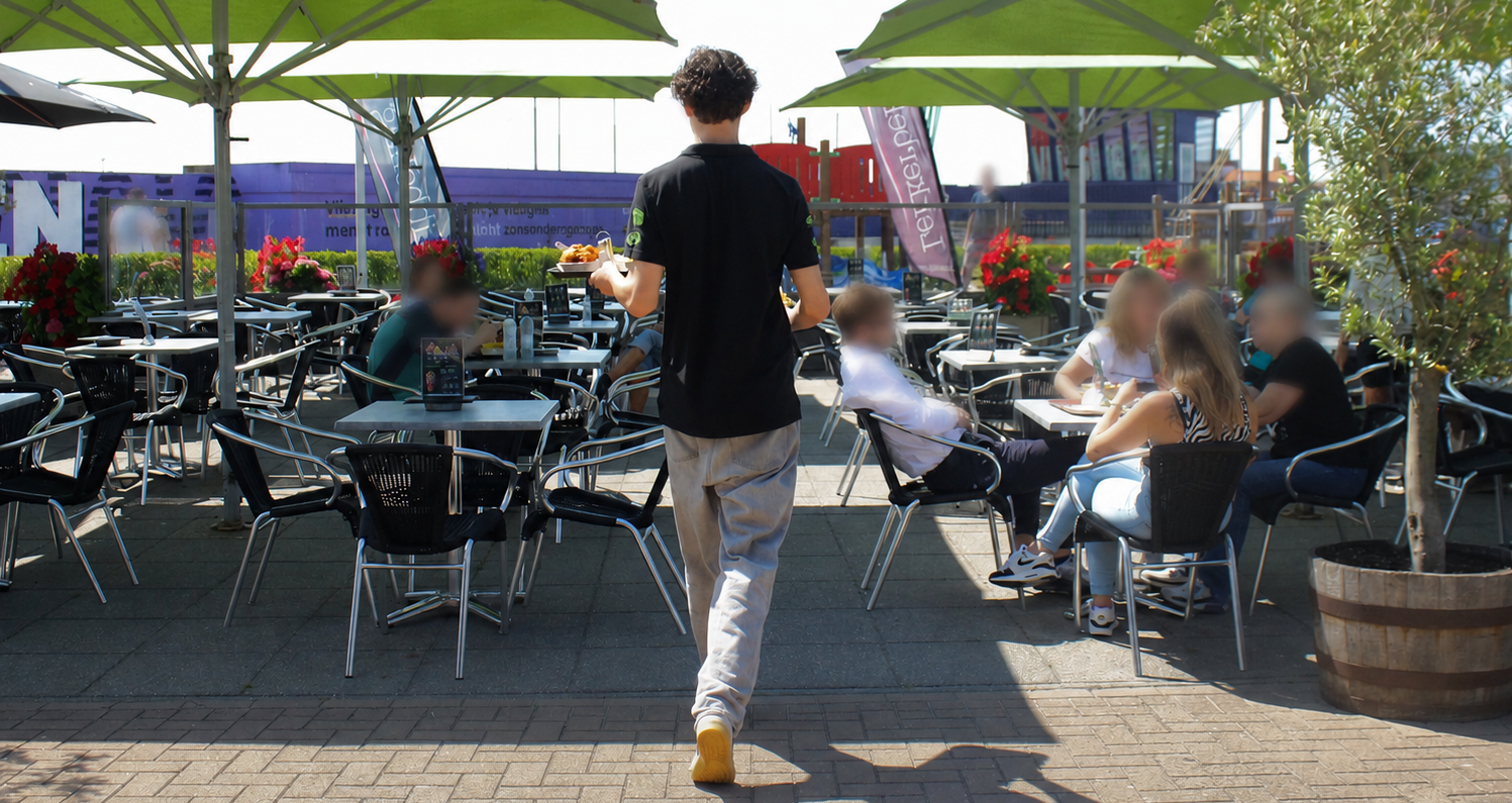 Bediening op het terras van Cafetaria Koko